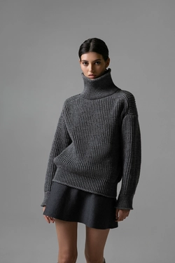 Жіночий светр з високим горлом та акцентними деталями  на плечах